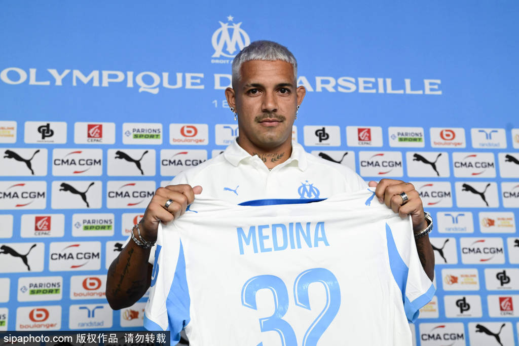 法甲马赛为新援法昆多·梅迪纳召开发布会
        
    法甲马赛为新援法昆多·梅迪纳召开发布会